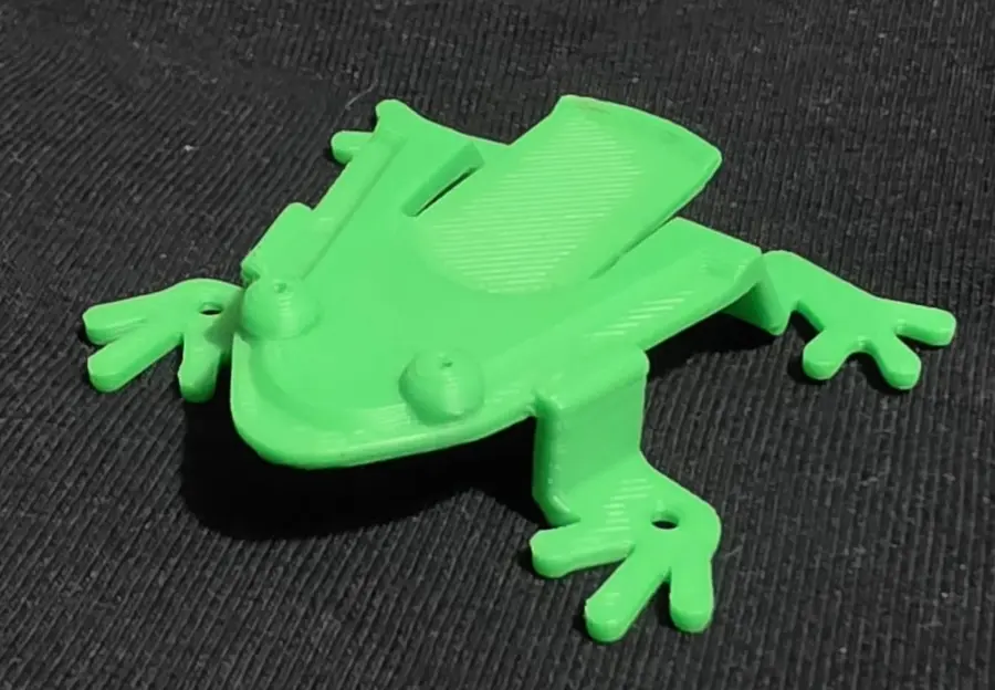 Articulated frog keyring, green